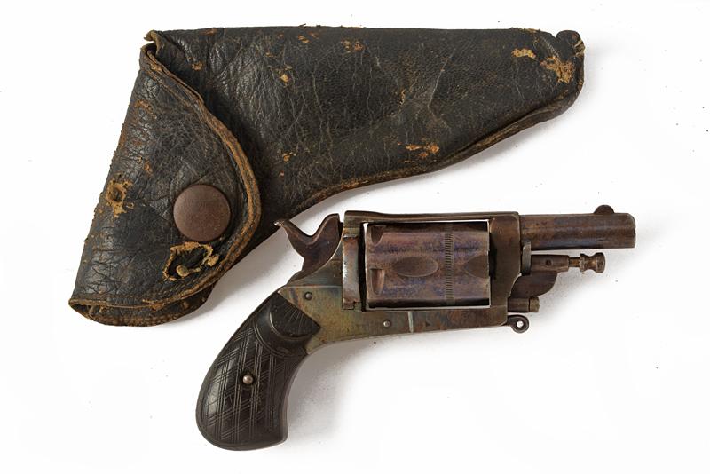 Raro revolver a percussione centrale, con fondina