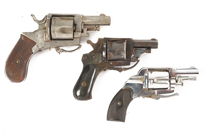 Lotto di tre revolver a percussione centrale
