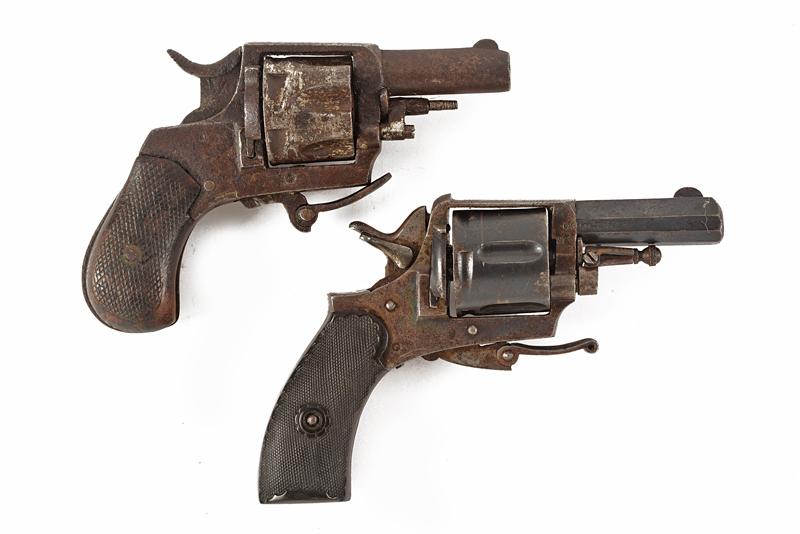 Lotto di due revolver a percussione centrale, uno marcato Levaux