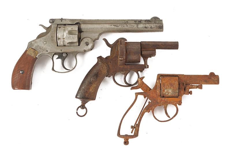 S&W 44 D.A. First Model Revolver e due revolver a percussione centrale