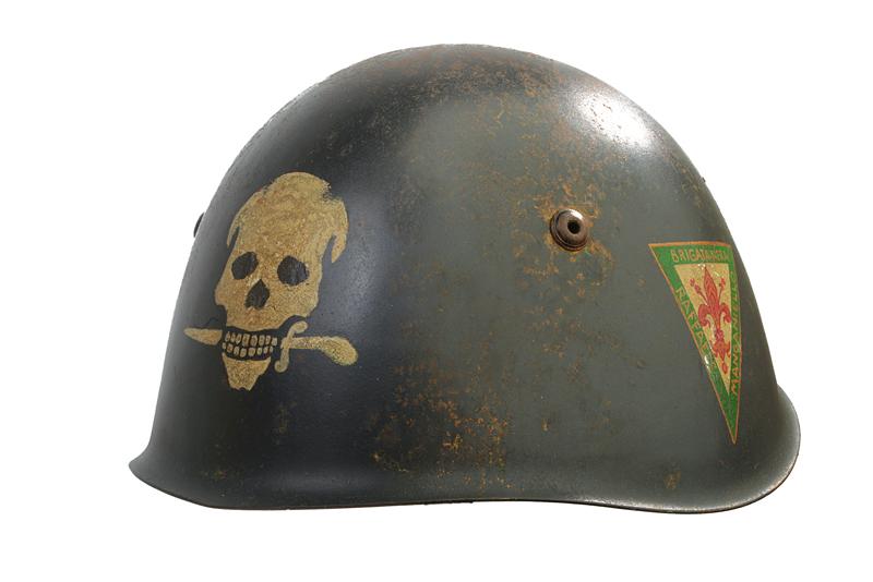 Elmetto Mod. 1933 con fregi della Brigata Nera Raffaele Manganiello