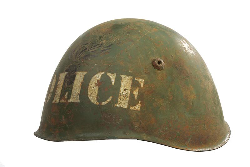 Elmetto Mod. 1933 da carabinieri con fregio della polizia alleata