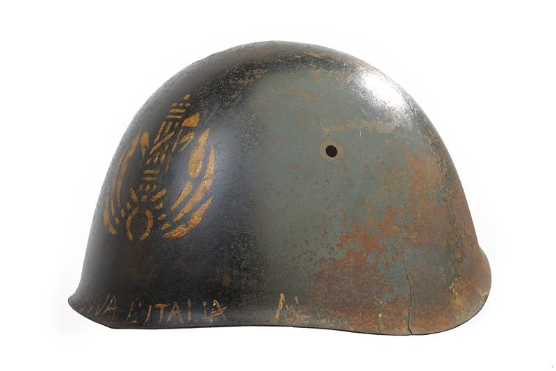 Elmetto Mod. 1933 con fregi della Brigate Nere