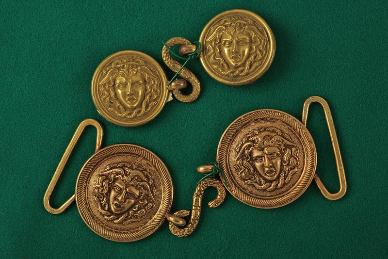 Lotto di due fibbie da cinturone a testa di Medusa