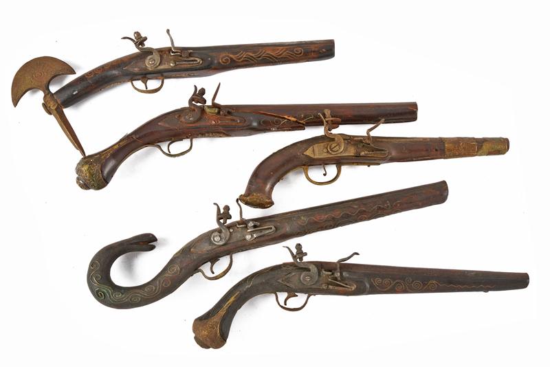 Lotto di cinque pistole a pietra decorative