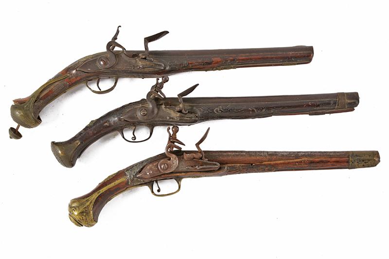 Lotto di tre pistole a pietra focaia