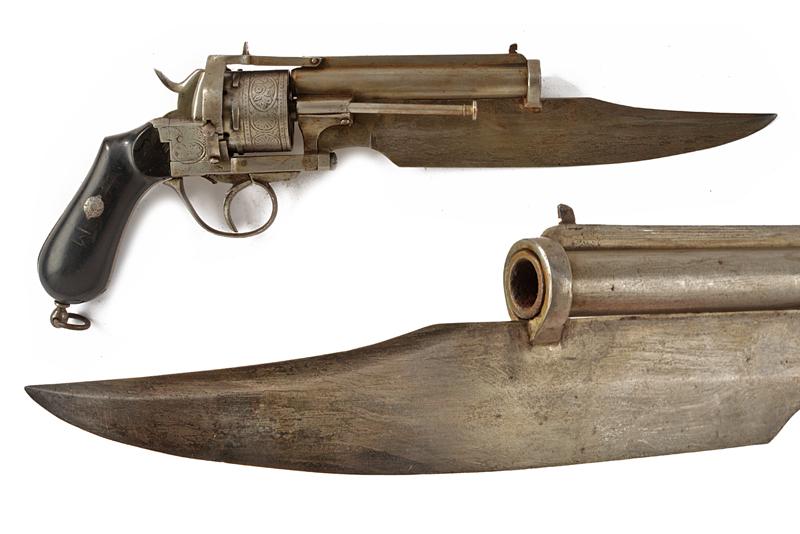 Revolver a percussione centrale con coltello