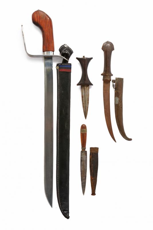 Lotto di tre pugnali e un machete