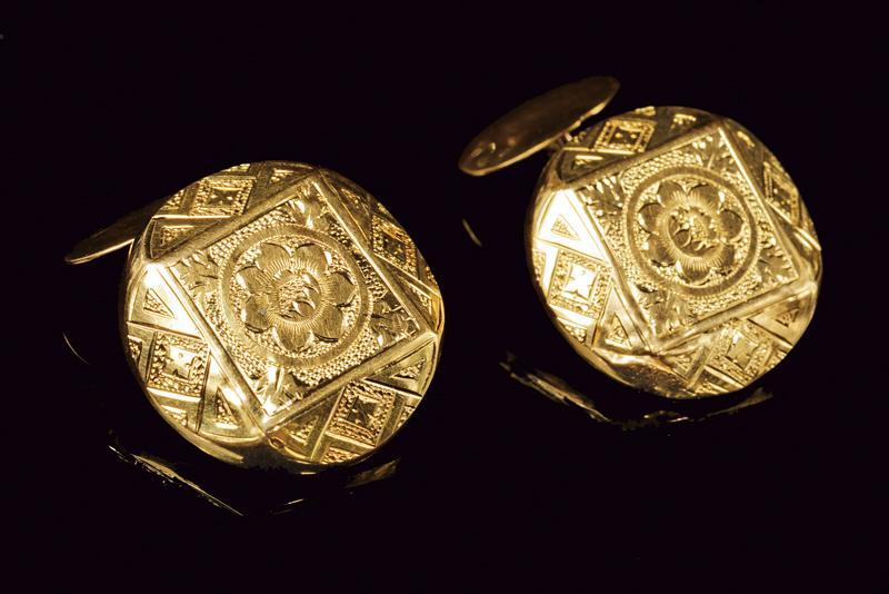 Polsini da camicia in oro giallo lavorazione geometrica