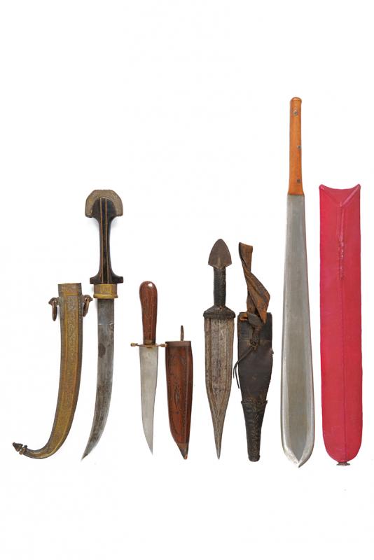 Lotto di tre pugnali e un coltello