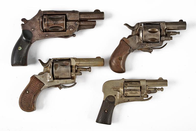 Lotto di quattro revolver a percussione centrale