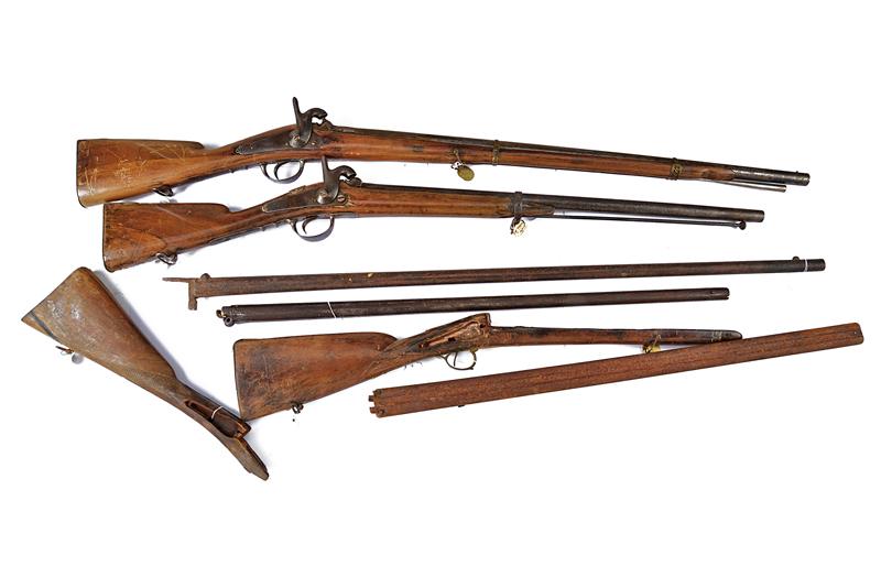 Lotto di due fucili a luminello e pezzi di ricambio