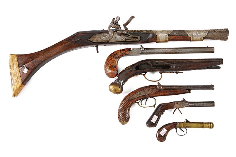 Lotto di un tromboncino e resti di pistole ad avancarica