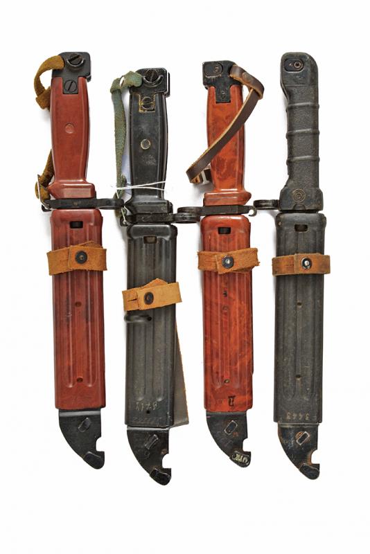 Lotto di quattro baionette per fucili Kalashnikov