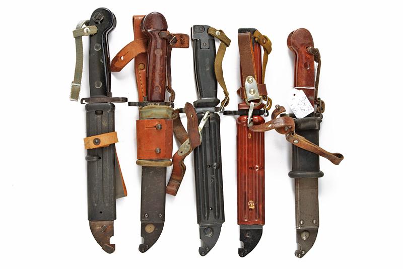 Lotto di cinque baionette per fucili Kalashnikov