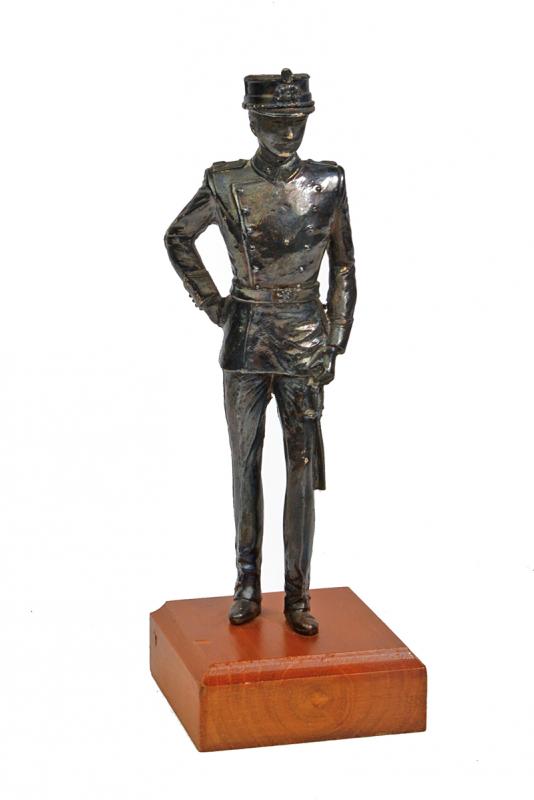 Statua di un ufficiale con kepì