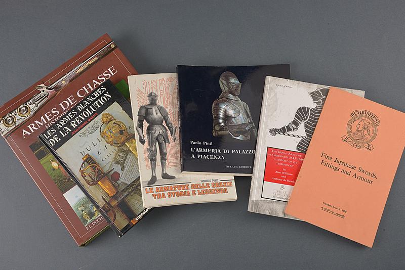 Lotto di cinque libri su armi antiche e armature