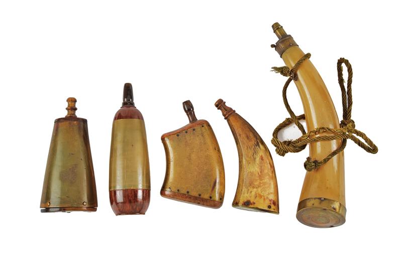 Piccola collezione di cinque fiasche da polvere in corno di mucca