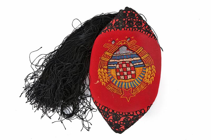 Berretto tradizionale rosso con emblema sovietico