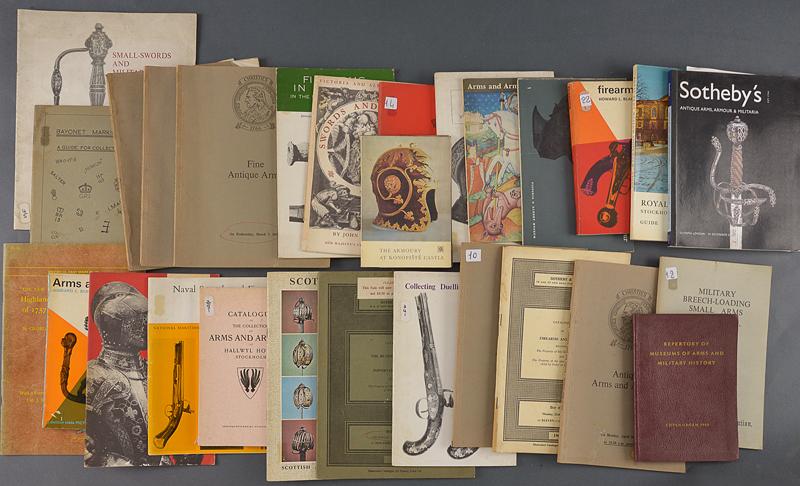 Piccola collezione di monografie su armi antiche, armature, artiglierie ed altro