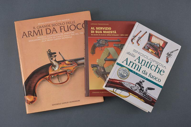 Lotto di tre libri su armi da fuoco antiche