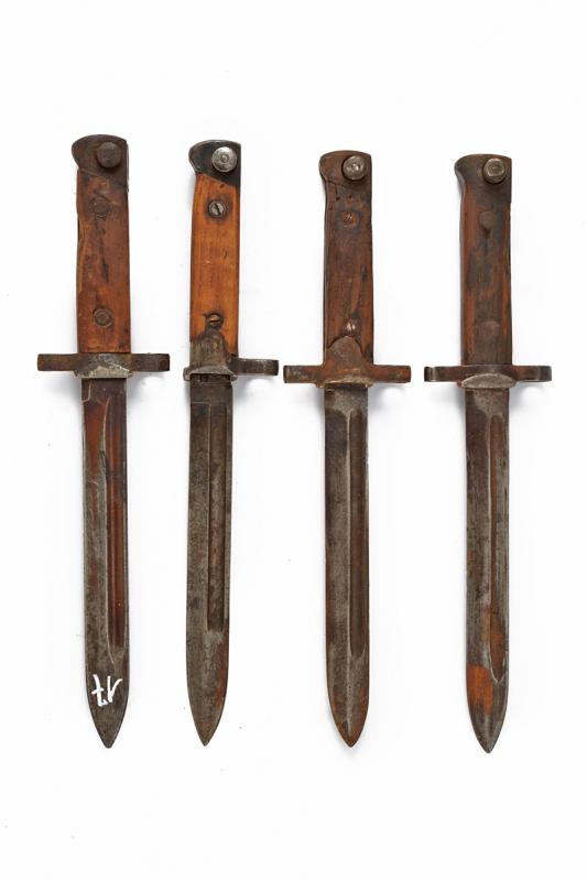 Lotto di quattro baionette 91/38