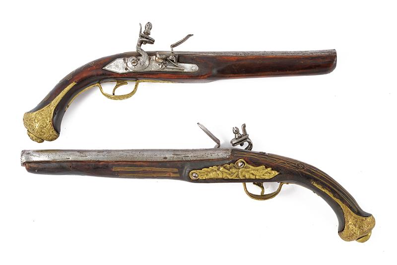 Lotto di una pistola a pietra e una pistola decorativa