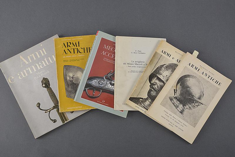 Lotto di sei libri sulle armi antiche