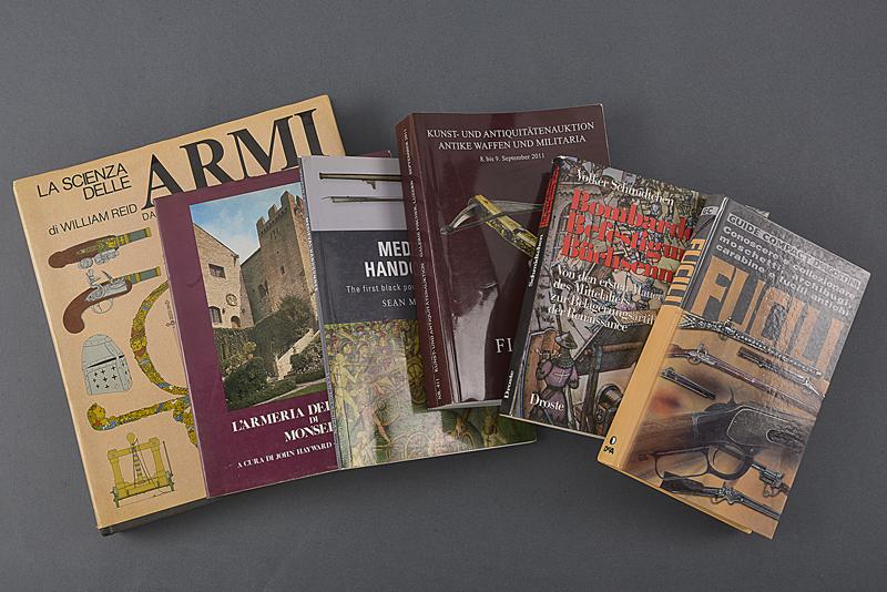 Lotto di sei libri e cataloghi sugli armi antiche
