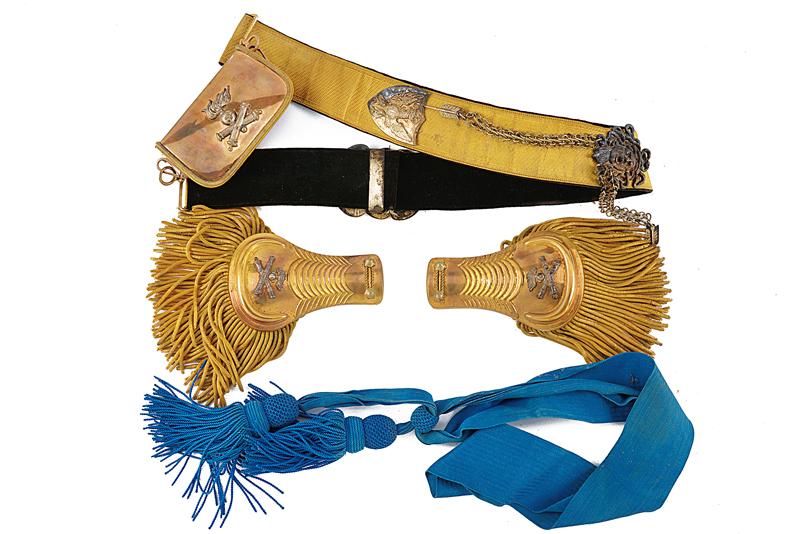Lotto di giberna con bandoliera, spalline e fascia blu