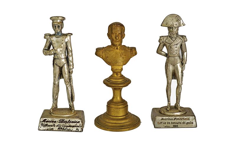 Lotto di tre figure militari in metallo