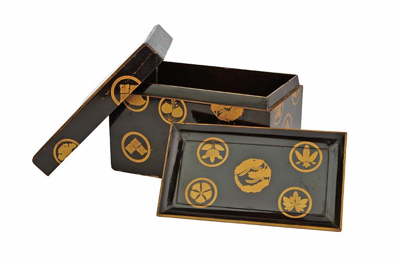 Scatola in legno laccato con vassoio