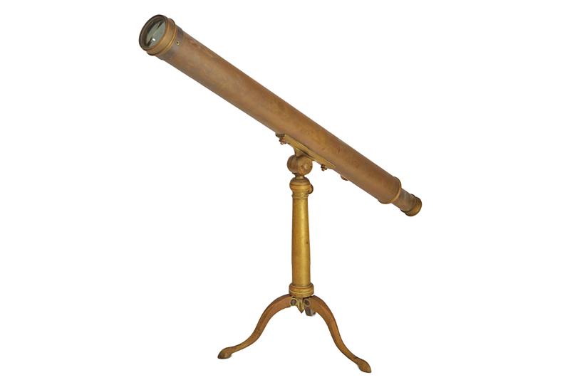 Cannocchiale su treppiede