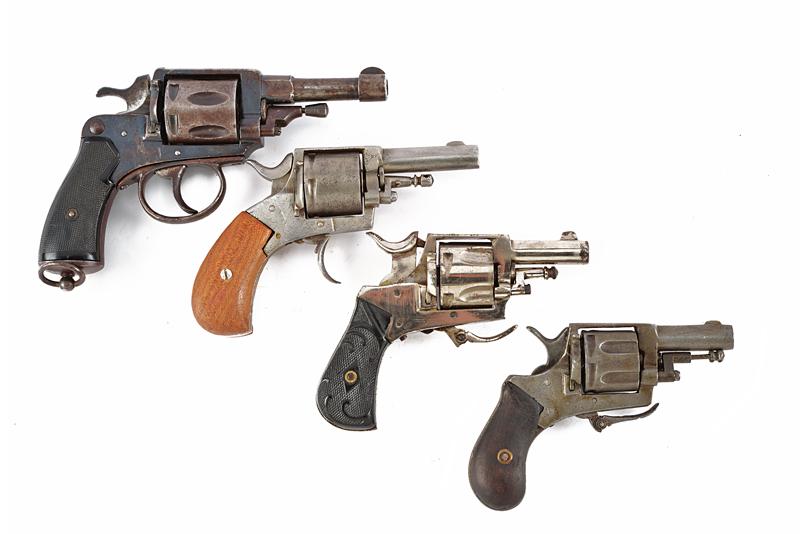 Lotto di quattro revolver a percussione centrale