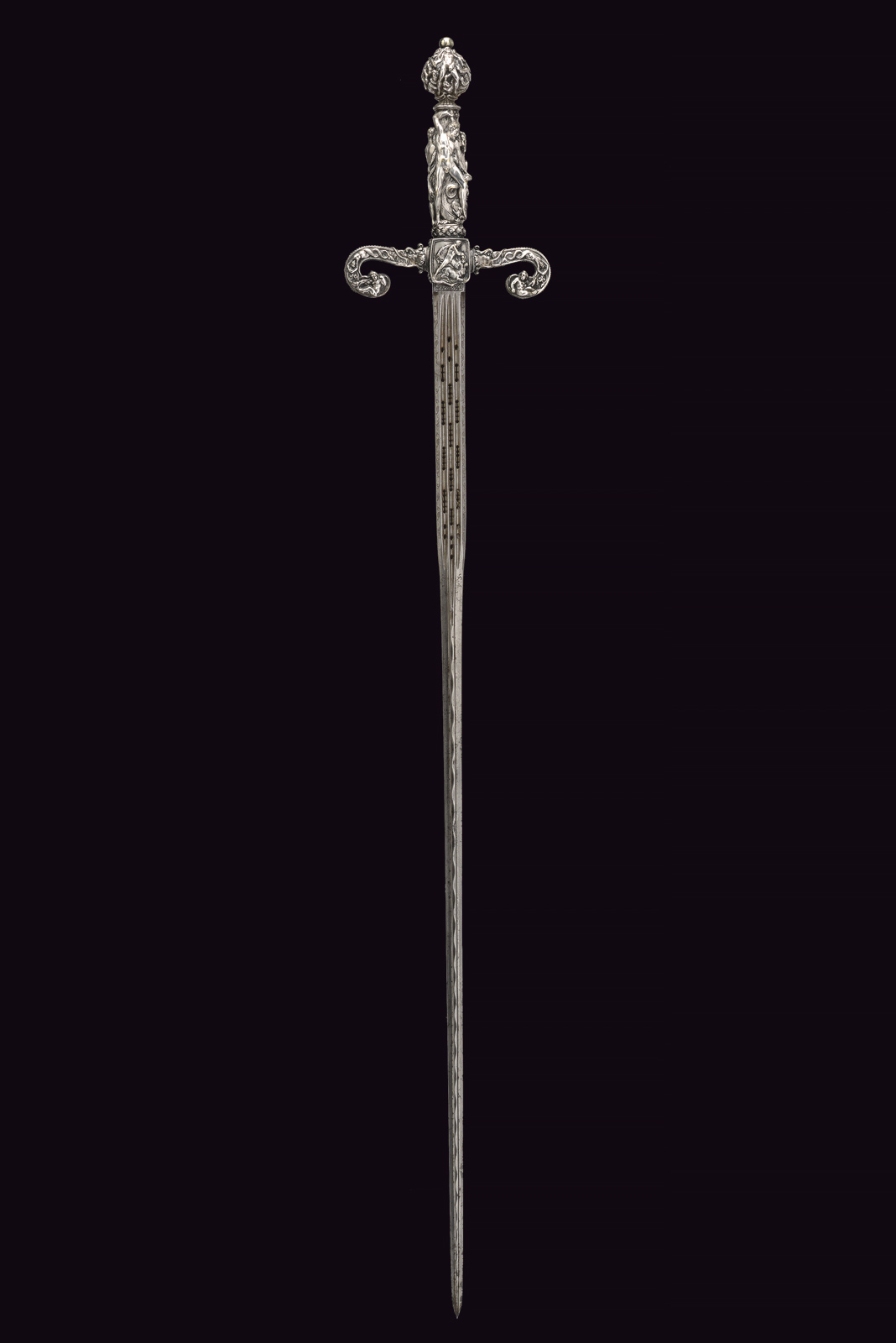 Interessante spada con fornimento in argento intagliato con le fatiche di Eracle