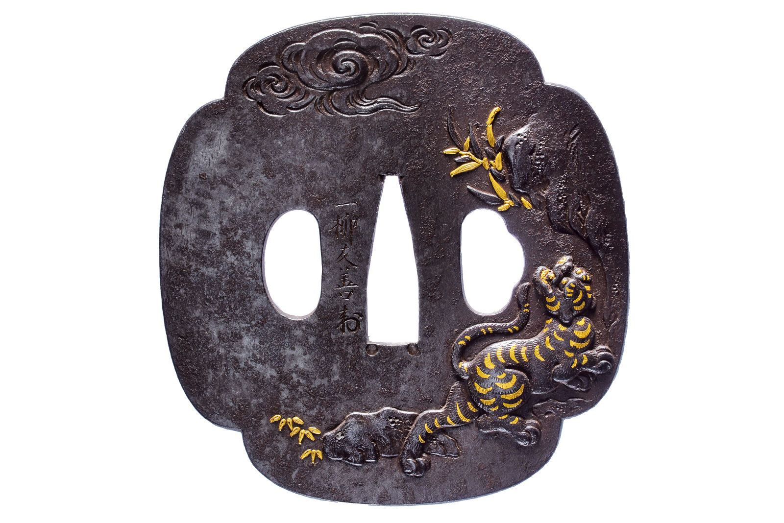 Bella tsuba firmata Hitotsuyanagi Tomoyoshi, con kakihan