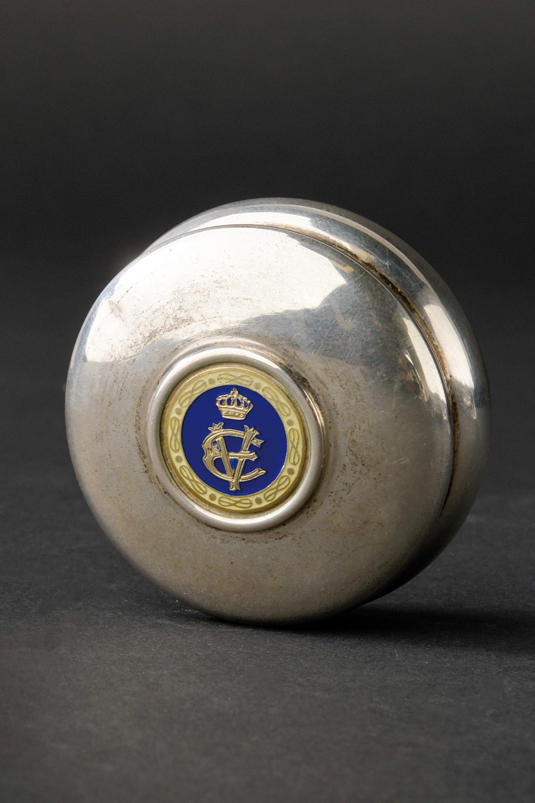 Scatola d'argento con monogramma reale "VE"