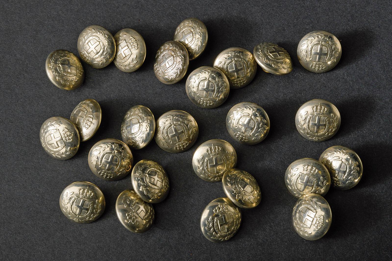 Lotto di venticinque piccoli bottoni di casa Savoia