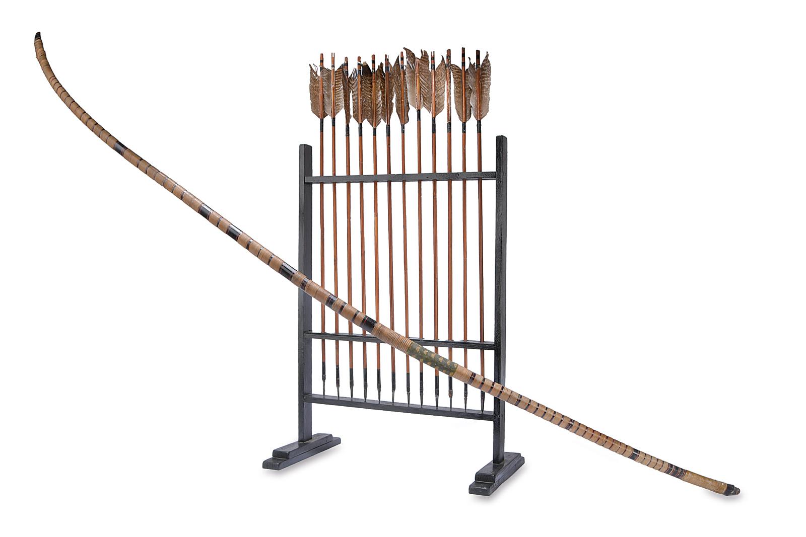 Bel set di daikyu (arco lungo) e dodici frecce 