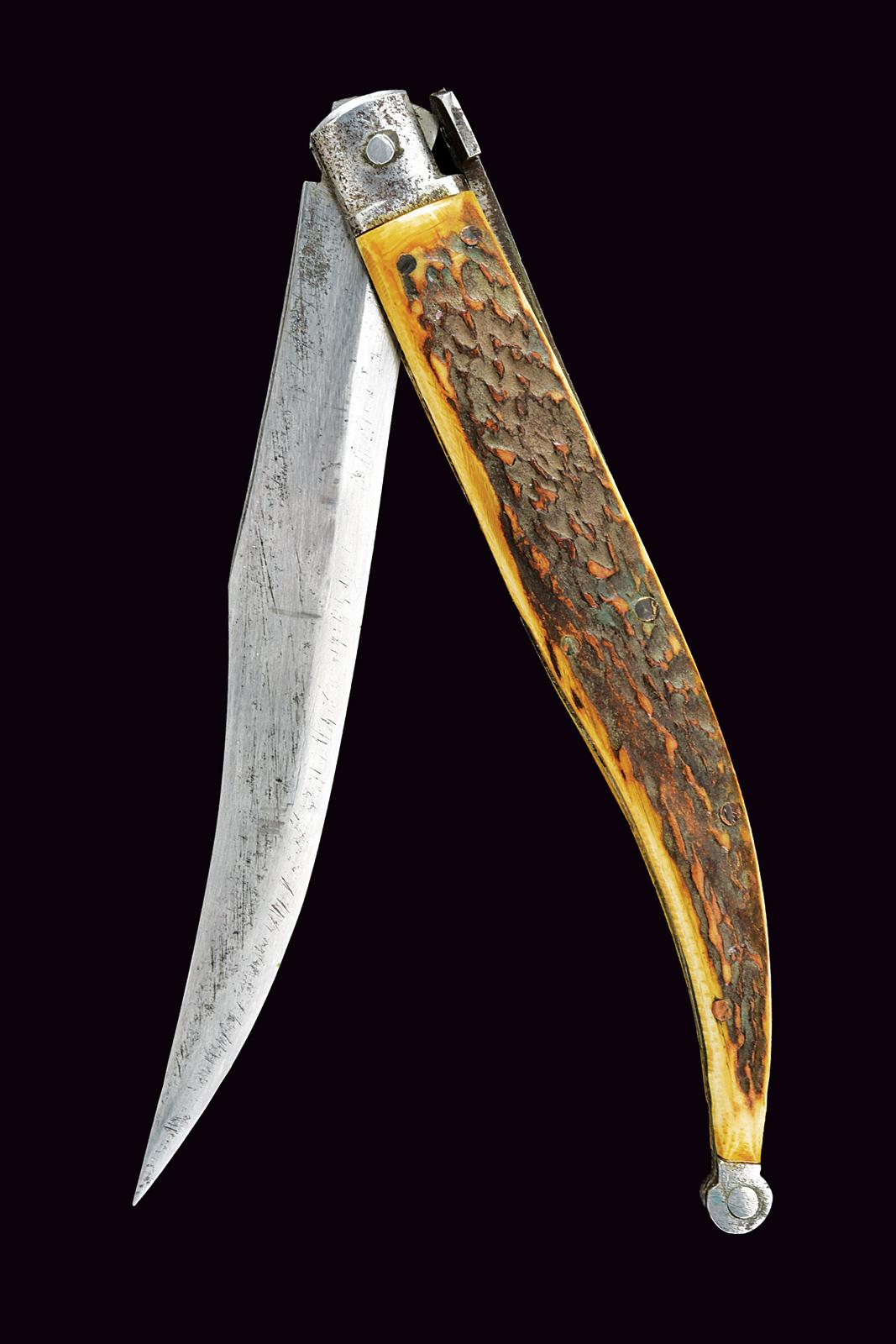 Coltello a serramanico da caccia 