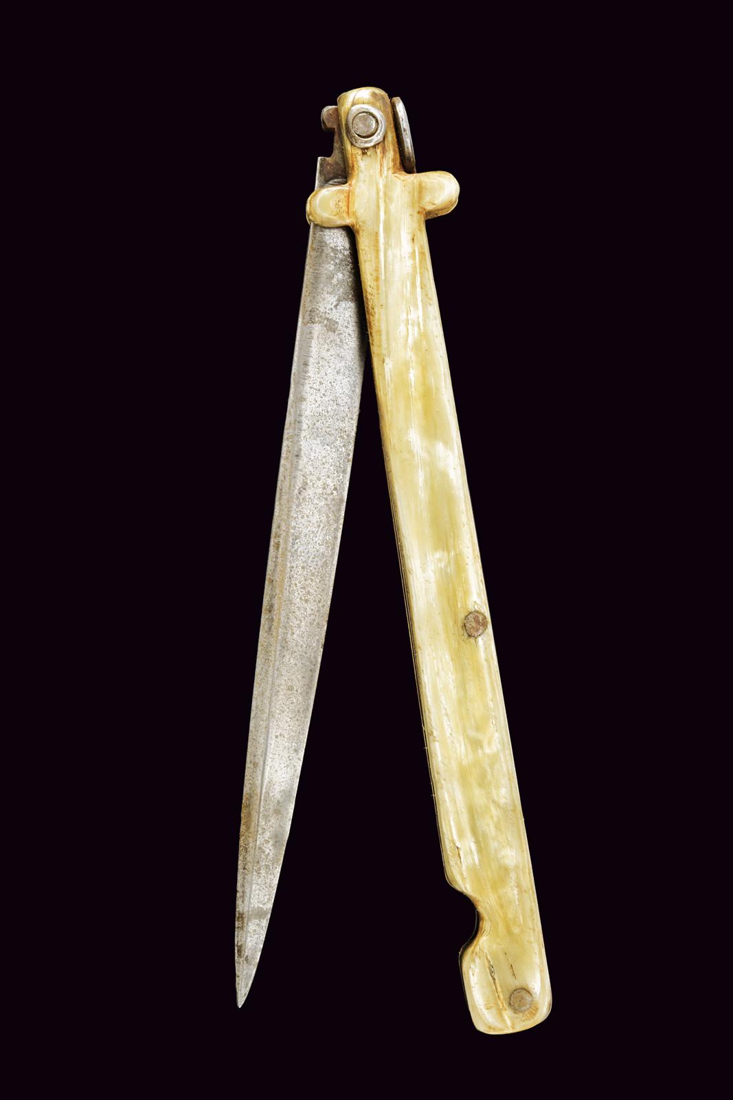 Coltello a serramanico 