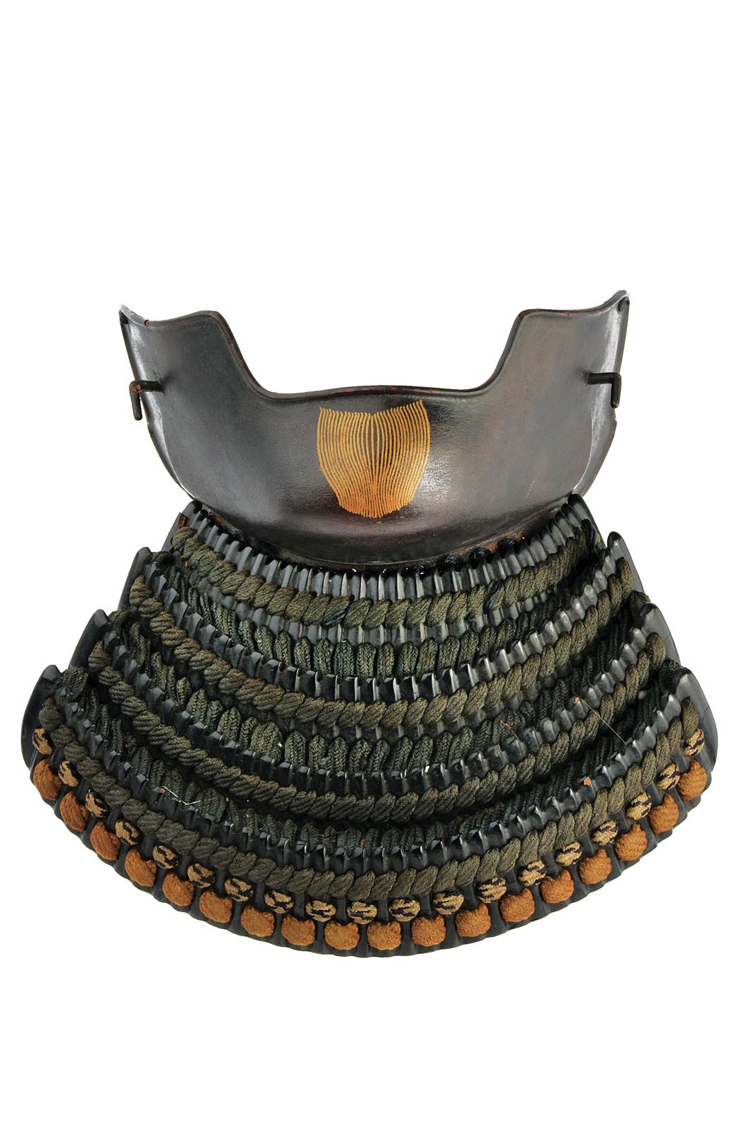 Hanbo in ferro laccato nero con pizzetto in maki-e dorato