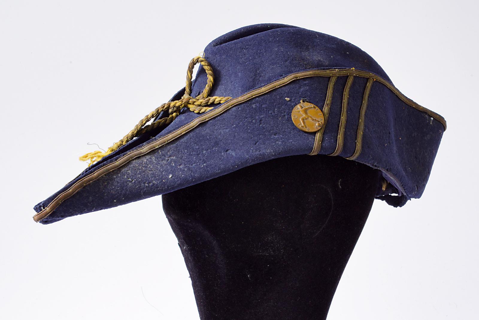 Interessante cappello con medaglia 