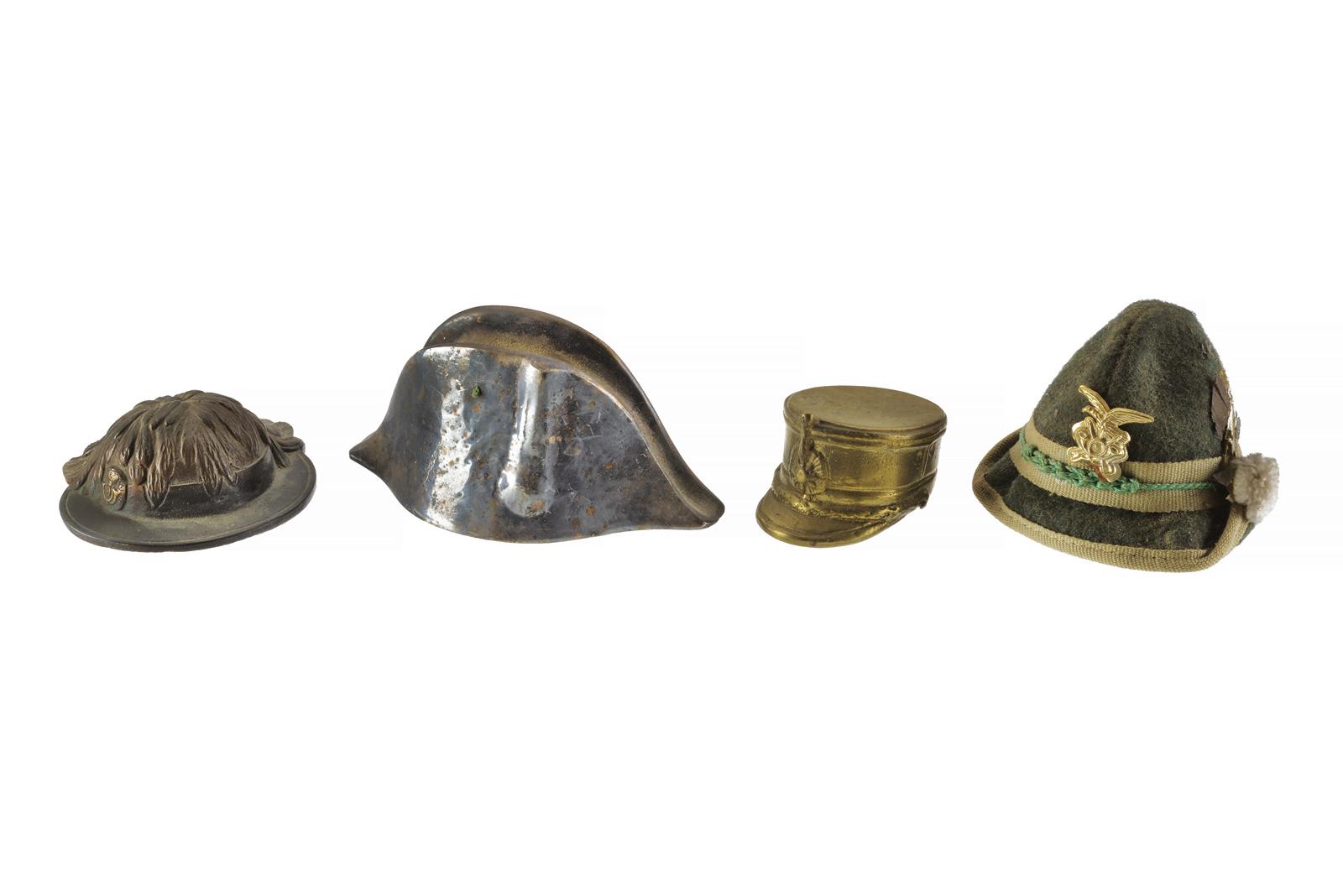 Lotto di quattro miniatura di copricapi militari
