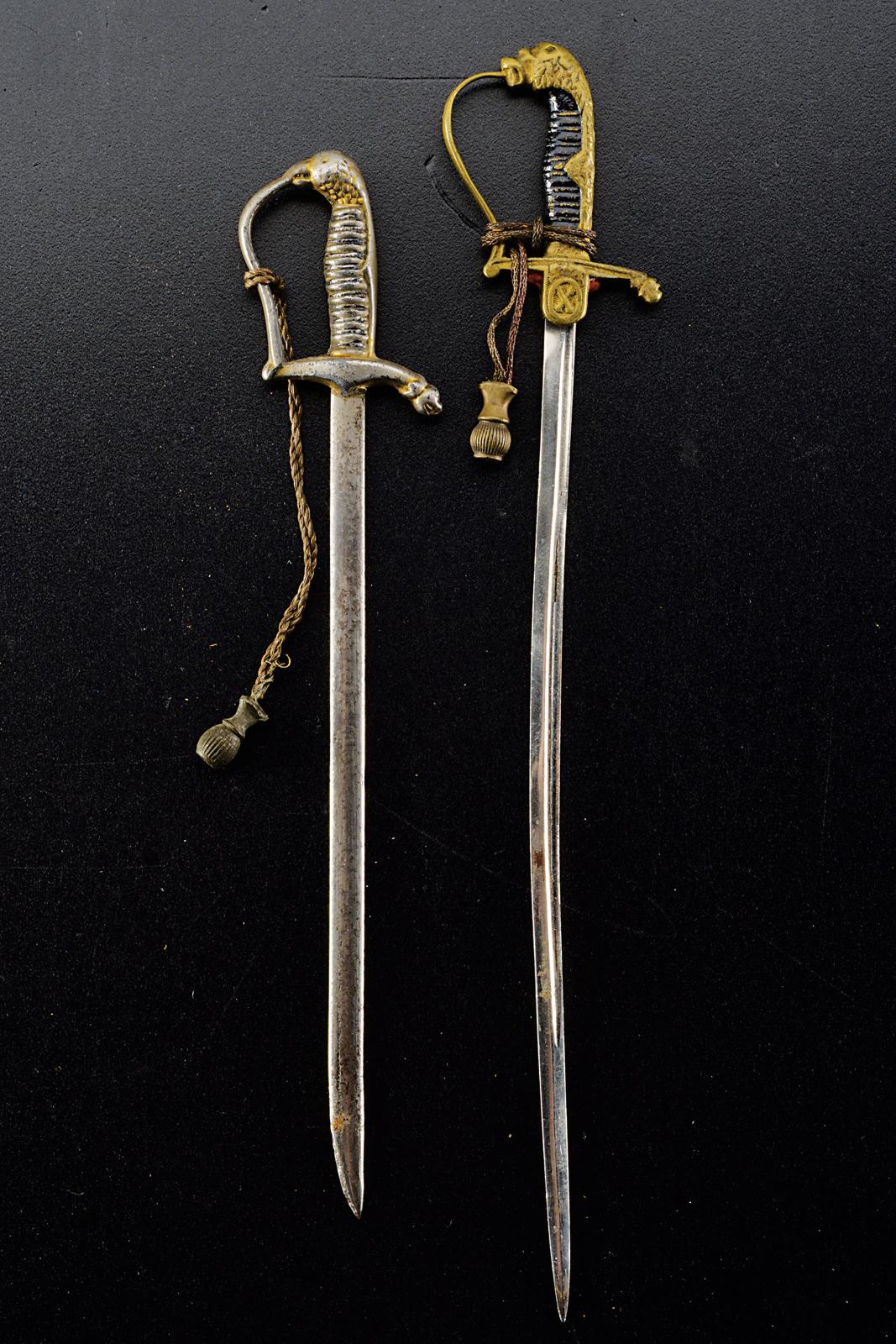 Lotto di due miniature di spade militari
