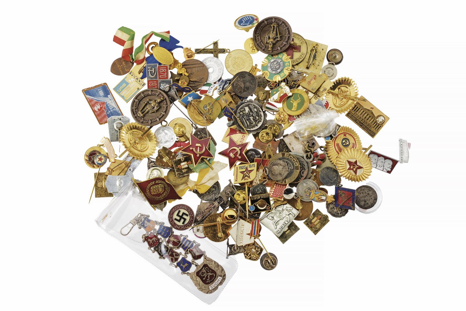 Lotto di circa 130 fregi e spille