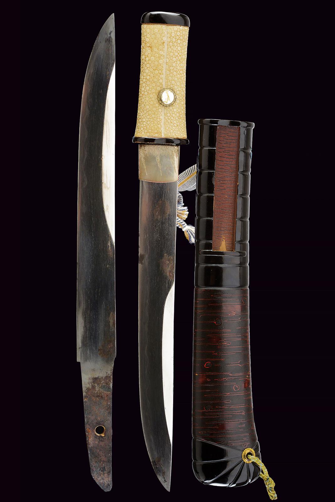 Tanto in inusuale Koshirae da Aikuchi con Kizami-zaya laccato nero