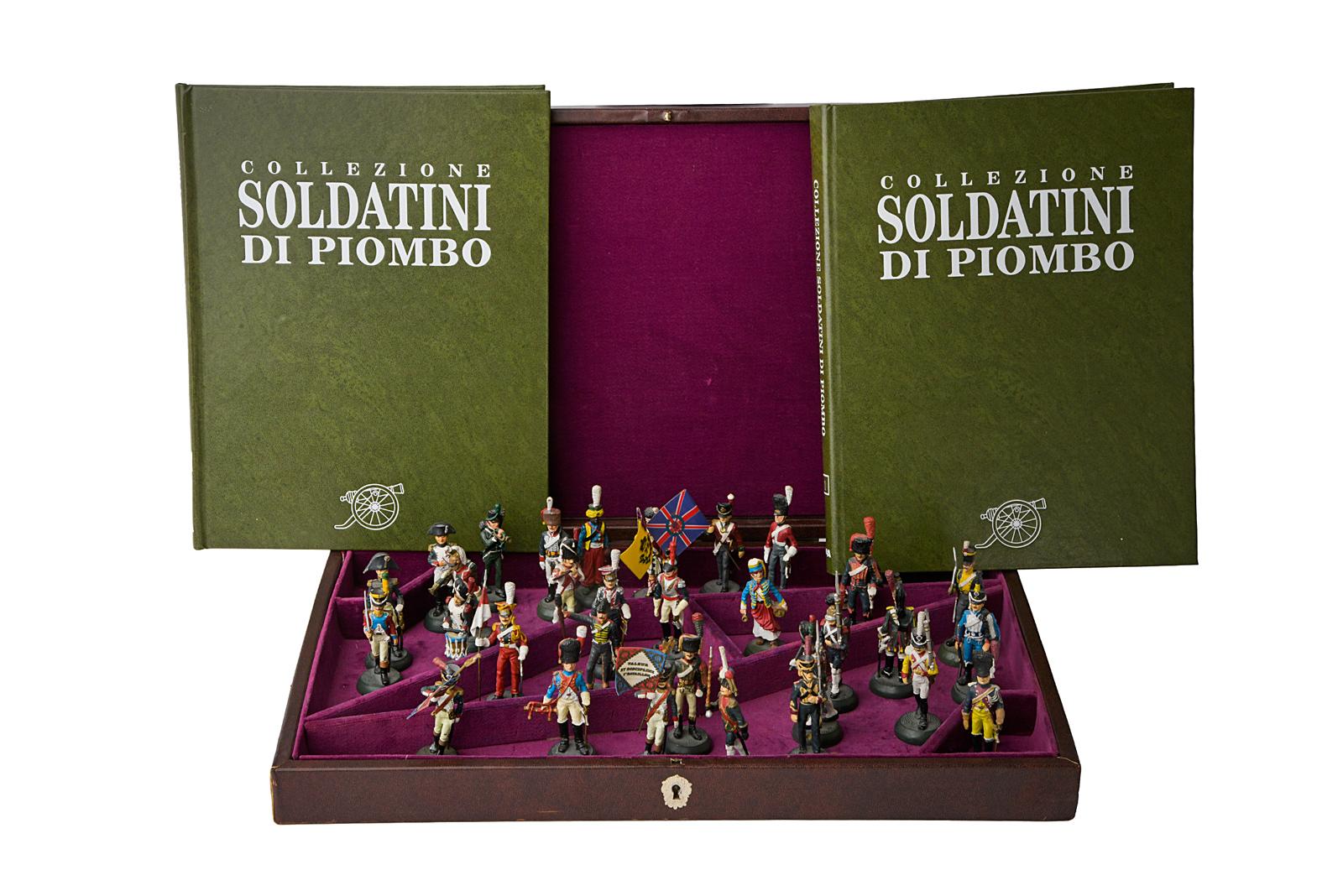 Scatola con soldatini di piombo e due volumi